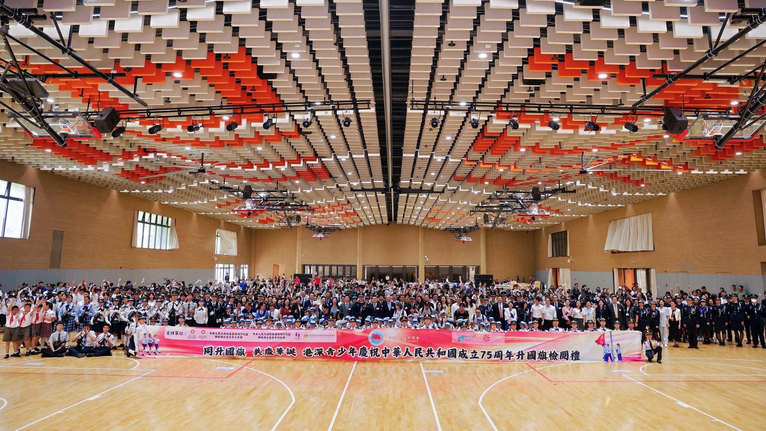 深港學子匯聚培僑信義 同升國旗共展風采