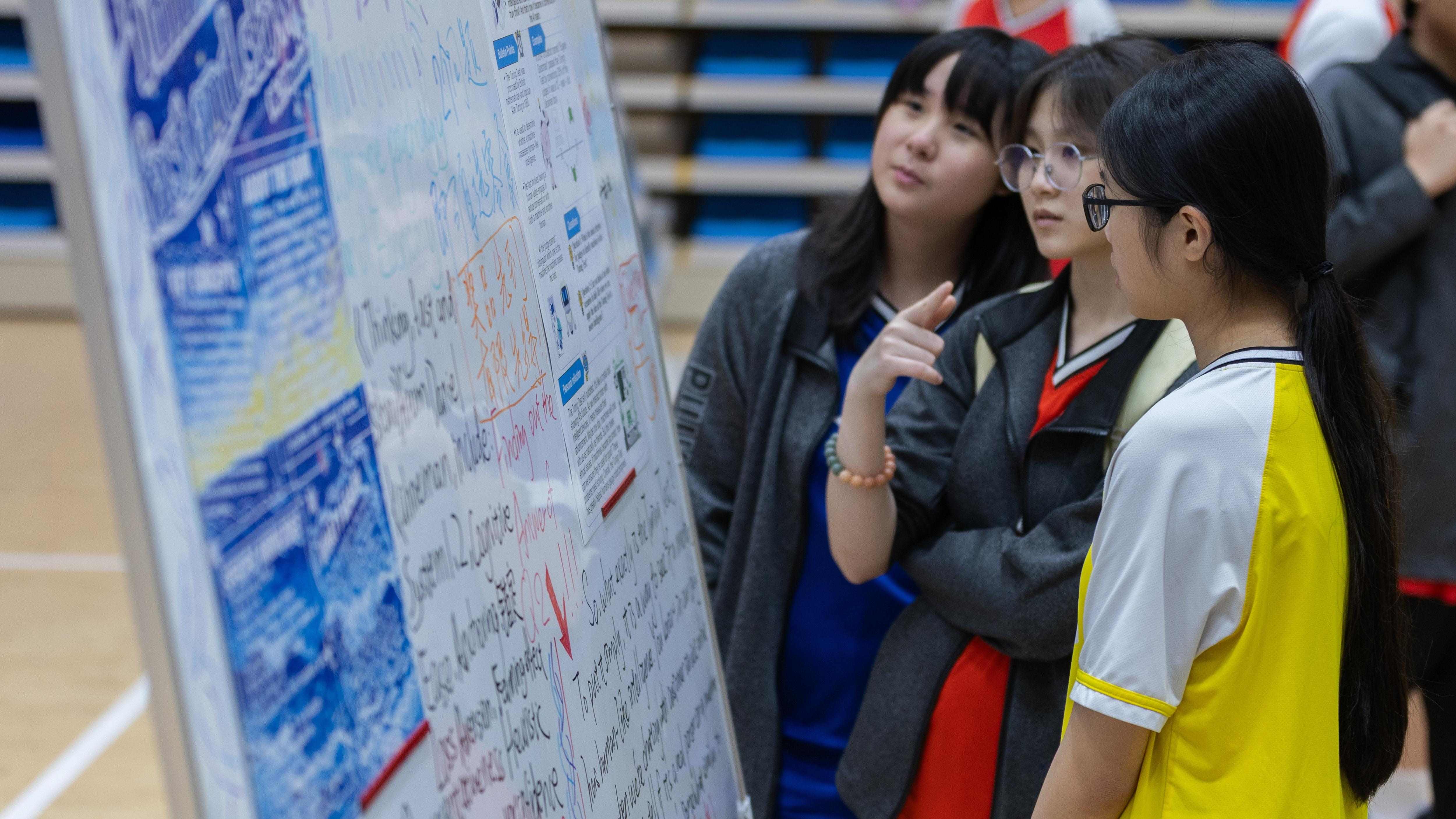 拔萃计划学期展示：国际课程九年级学生研究海报发表会